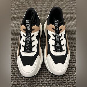 Steve Madden Women’s US 6.5 Possession Chunky Sneakers Black White Beige